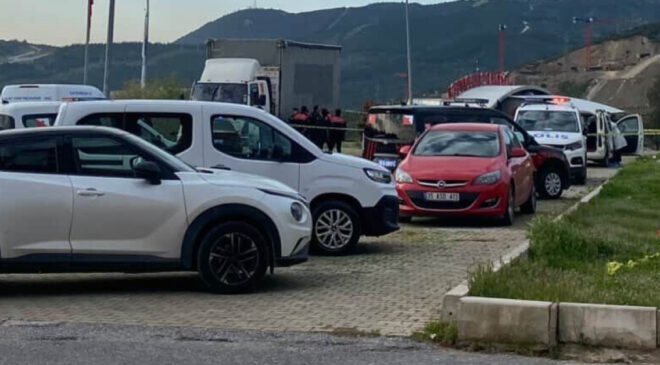 İzmir’de Korkunç Cinayet: Park Halindeki Araçta Kadın Öldürüldü, Şüpheli İntihara Kalkıştı