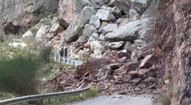 Fethiye Ölüdeniz-Faralya Yolunda Kaya Düşmesi: Ulaşım Kapandı, Çalışmalar Başladı