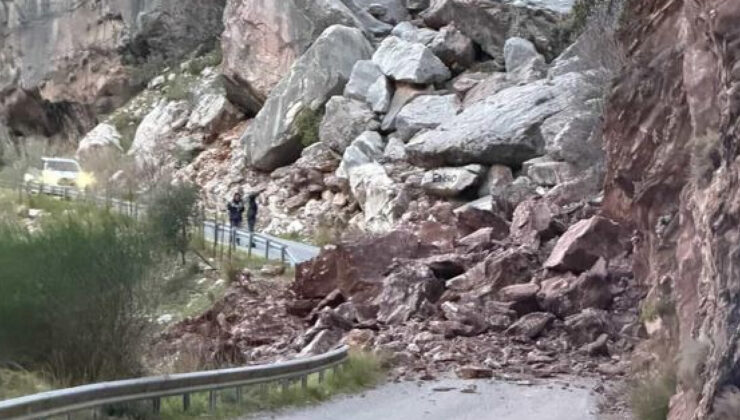 Fethiye Ölüdeniz-Faralya Yolunda Kaya Düşmesi: Ulaşım Kapandı, Çalışmalar Başladı