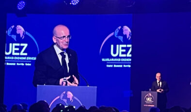 Bakan Şimşek’ten Ekonomi Zirvesinde Savaş Değerlendirmesi: Enflasyon ve Büyüme Üzerindeki Etkiler