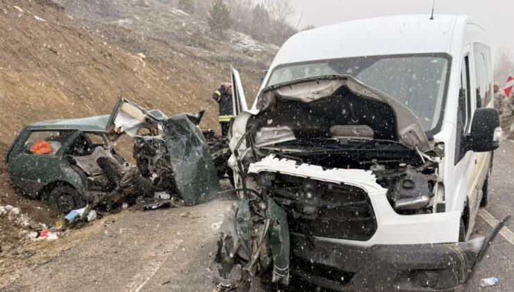 Gümüşhane Kelkit’te Feci Kaza: Öğretmen Servisi ile Otomobil Çarpıştı, 1 Ölü, 9 Yaralı