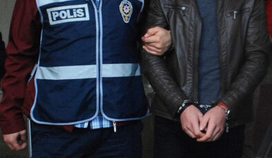 İzmir’de Polise Mukavemet Eden 4 Şüpheli Tutuklandı: AA’dan Gelen Bilgilerle Olayın Detayları