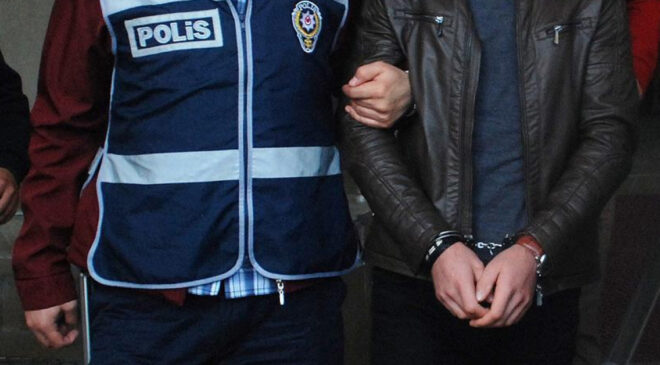 İzmir’de Polise Mukavemet Eden 4 Şüpheli Tutuklandı: AA’dan Gelen Bilgilerle Olayın Detayları