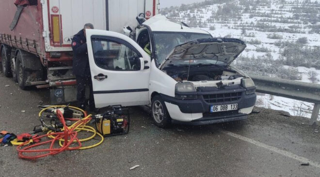 Erzurum’da Feci Kaza: Hafif Ticari Araç TIR’a Çarptı, 2 Ölü, 3 Yaralı