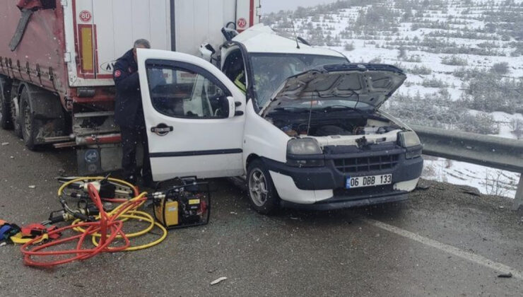 Erzurum’da Feci Kaza: Hafif Ticari Araç TIR’a Çarptı, 2 Ölü, 3 Yaralı
