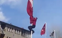 Erzurum’da Yürekleri Isıtan An: Bayrağı İçin 15 Metreye Tırmanan Kahraman