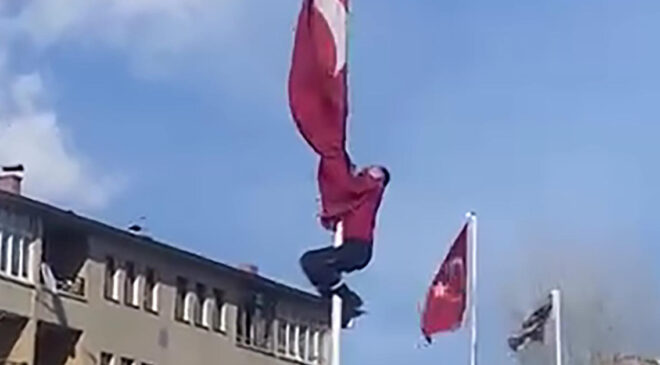 Erzurum’da Yürekleri Isıtan An: Bayrağı İçin 15 Metreye Tırmanan Kahraman