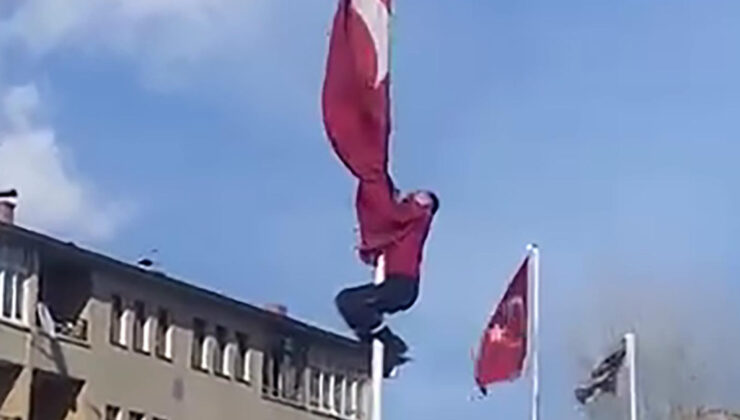 Erzurum’da Yürekleri Isıtan An: Bayrağı İçin 15 Metreye Tırmanan Kahraman