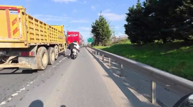 TEM Otoyolu’nda Korkunç Anlar: Motosiklet Sürücüsü Kadının Saçını Çekti, Ölümden Döndü!