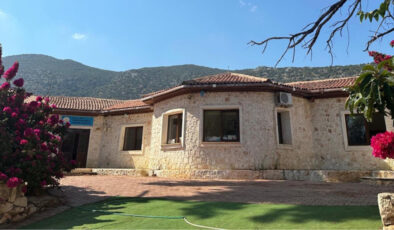 Antalya’da Skandal İddia: Öğretmen Kendi Kızının Başarısızlığı Nedeniyle Sınıfa İlkokul 1. Sınıf Dersi Veriyor!