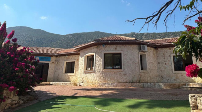 Antalya’da Skandal İddia: Öğretmen Kendi Kızının Başarısızlığı Nedeniyle Sınıfa İlkokul 1. Sınıf Dersi Veriyor!