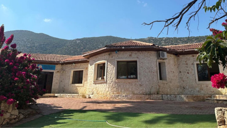 Antalya’da Skandal İddia: Öğretmen Kendi Kızının Başarısızlığı Nedeniyle Sınıfa İlkokul 1. Sınıf Dersi Veriyor!