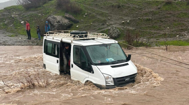 Siirt’te Faci: Kalp Krizi Geçiren Kadın, Taşan Derede Mahsur Kalarak Hayatını Kaybetti