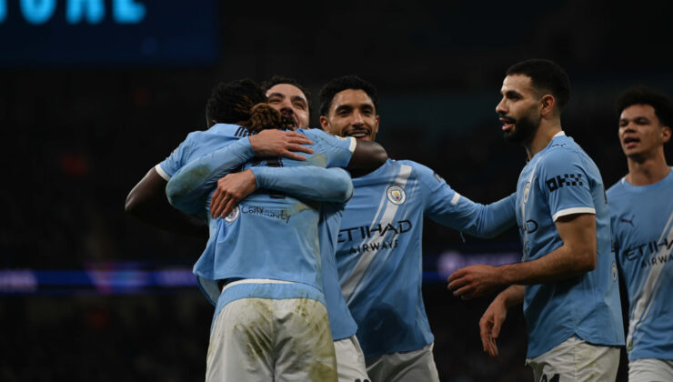 Manchester City, Chelsea’yi Deplasmanda 3-0 Mağlup Etti: Premier Lig’de Şampiyonluk Yarışı Kızışıyor