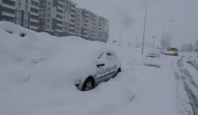 Bitlis’te Nisan Sürprizi: Kar Yağışı Hayatı Felç Etti, 111 Köy Yolu Kapandı