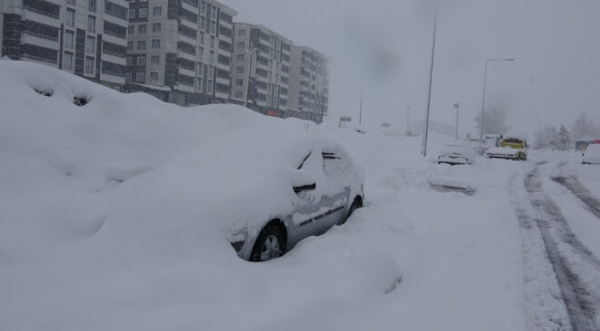 Bitlis’te Nisan Sürprizi: Kar Yağışı Hayatı Felç Etti, 111 Köy Yolu Kapandı