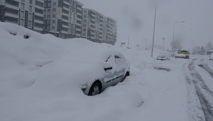 Bitlis’te Nisan Sürprizi: Kar Yağışı Hayatı Felç Etti, 111 Köy Yolu Kapandı