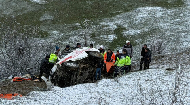 Artvin Şavşat’ta Ambulans Uçuruma Yuvarlandı: 1 Ölü, 4 Yaralı – Kar Yağışı Kazaya Neden Oldu