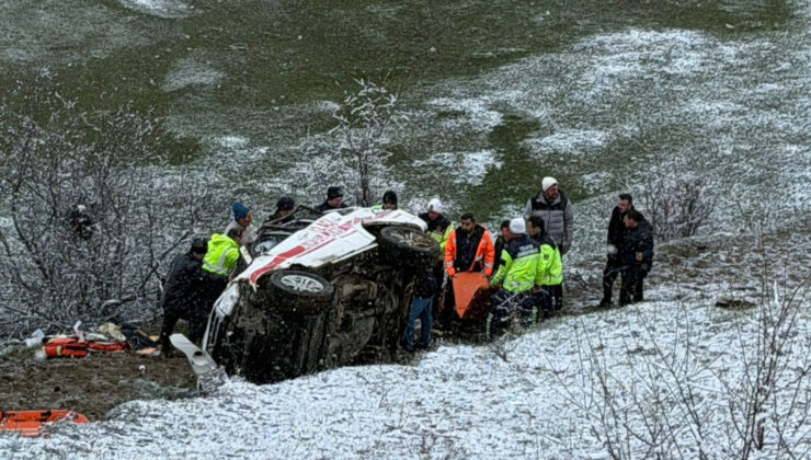 Artvin Şavşat’ta Ambulans Uçuruma Yuvarlandı: 1 Ölü, 4 Yaralı – Kar Yağışı Kazaya Neden Oldu