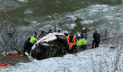 Artvin Şavşat’ta Ambulans Uçuruma Yuvarlandı: 1 Ölü, 4 Yaralı – Kar Yağışı ve Buzlanma Kazaya Neden Oldu