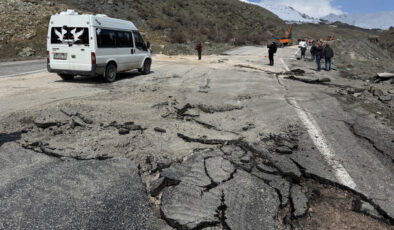Hakkari-Van Yolunda Heyelan Ulaşımı Aksattı: 200 Metrelik Alan Etkilendi