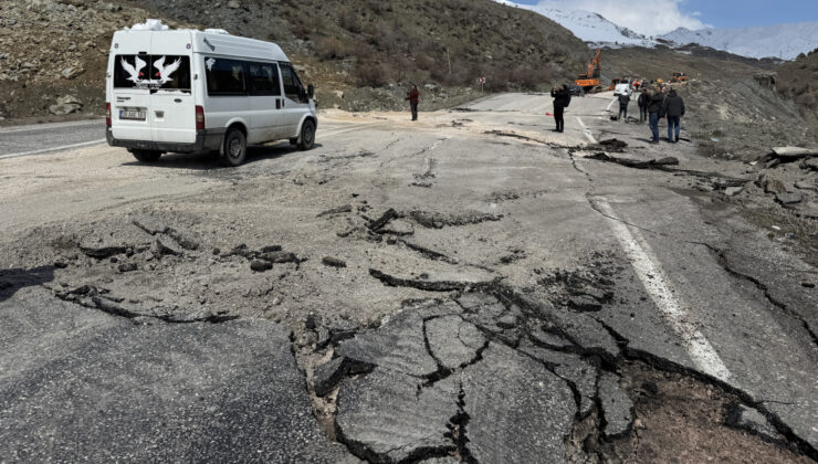 Hakkari-Van Yolunda Heyelan Ulaşımı Aksattı: 200 Metrelik Alan Etkilendi