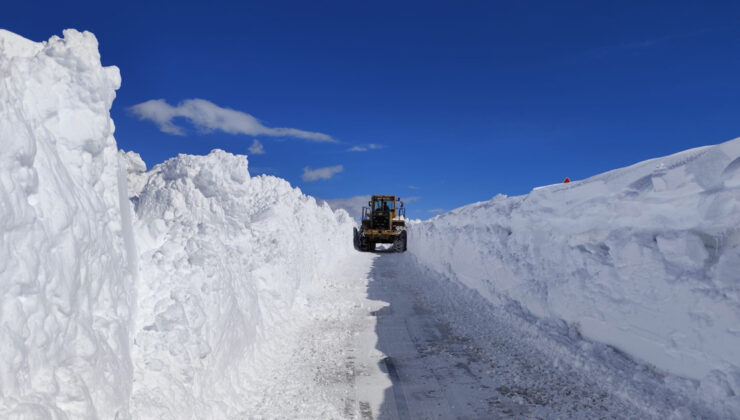 Van’da Bahar Sürprizi: Başkale’de 5 Metreyi Bulan Karlarla Mücadele Devam Ediyor