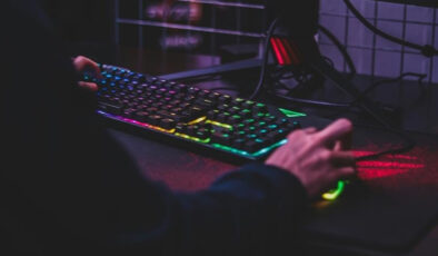 Okullardaki Saldırılar ve Şiddet Eğilimi: Dijital Oyunlar, Diziler ve Aile Faktörleri Gündemde