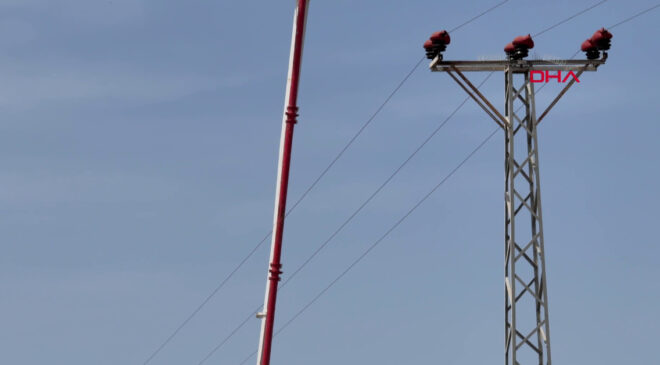Diyarbakır’da İnşaat Kazası: Beton Pompası Yüksek Gerilime Çarptı, 2 İşçi Yaralandı