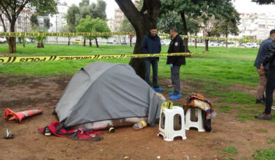 Antalya’da Parkta Çadırda Yaşayan Adam Ölü Bulundu: Kimliksiz Cesedin Cebinden Aşevi Kartı Çıktı