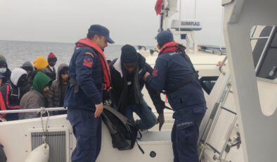 İzmir’de Düzensiz Göçmen Operasyonu: 26 Kişi Kurtarıldı, 19 Kişi Yakalandı