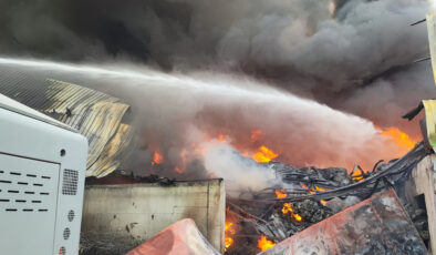 Adana’da Geri Dönüşüm Tesisinde Yangın: Kontrol Altına Alındı, Soğutma Çalışmaları Devam Ediyor