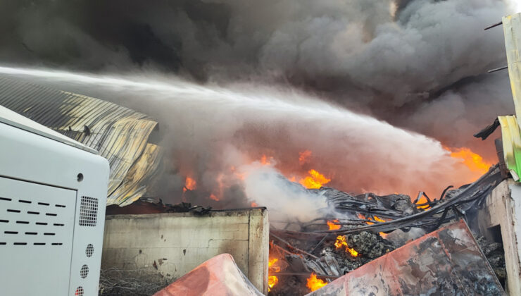 Adana’da Geri Dönüşüm Tesisinde Yangın: Kontrol Altına Alındı, Soğutma Çalışmaları Devam Ediyor