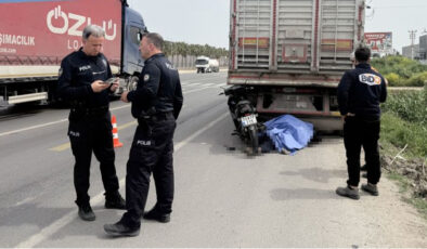 Mersin’de Feci Kaza: Motosiklet Sürücüsü Park Halindeki Kamyona Çarparak Hayatını Kaybetti