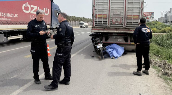 Mersin’de Feci Kaza: Motosiklet Sürücüsü Park Halindeki Kamyona Çarparak Hayatını Kaybetti