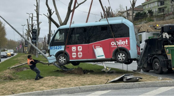 Beyoğlu’nda Minibüs Kazası: 5 Yaralı, Trafik Durdu