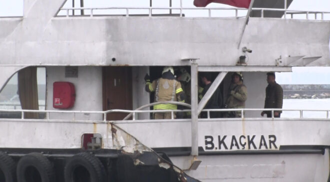 Kadıköy İskelesi’nde Yolcu Teknesinde Yangın: İtfaiye Kontrol Altına Aldı