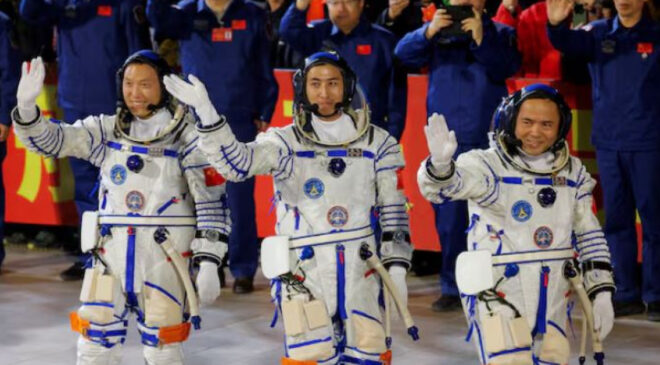 Çinli Astronotlar Uzayda Bir Ay Daha Kalacak: Shenzhou-21 Görevi Uzatıldı