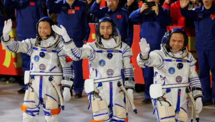 Çinli Astronotlar Uzayda Bir Ay Daha Kalacak: Shenzhou-21 Görevi Uzatıldı