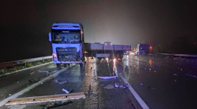 TAG Otoyolu’nda Feci Kaza: Yağışlı Havada Kontrol Kaybı, 1 Ölü, 1 Yaralı