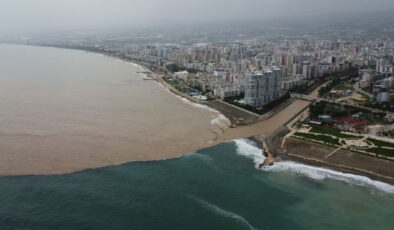 Mersin Yaylalarını Etkileyen Şiddetli Yağışlar Sel Yarattı: Akdeniz Çamur Rengine Büründü