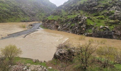 Hakkari’de Yağmur Taşkınlara Yol Açtı: Şemdinli-Derecik Karayolu Ulaşıma Kapatıldı