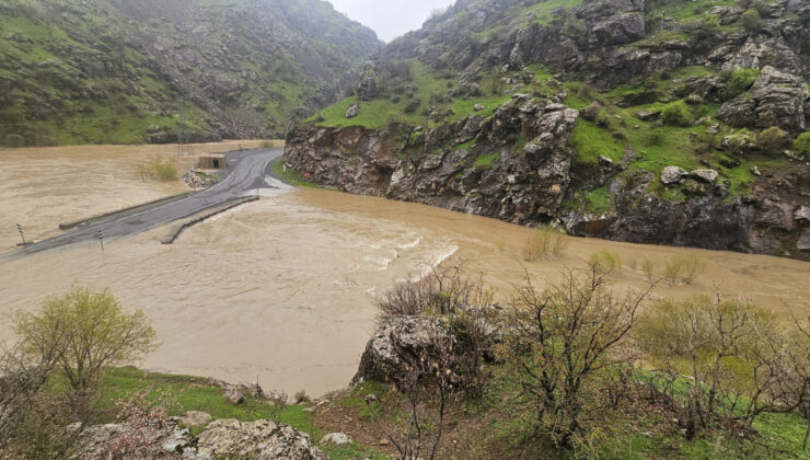 Hakkari’de Yağmur Taşkınlara Yol Açtı: Şemdinli-Derecik Karayolu Ulaşıma Kapatıldı