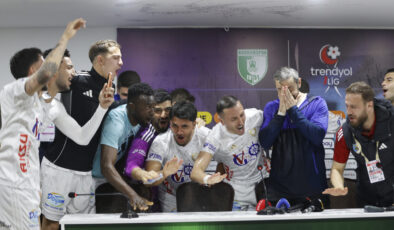 Erzurumspor FK Süper Lig’e Çıktı! Futbolcuların Kutlaması Basın Toplantısını Bastı