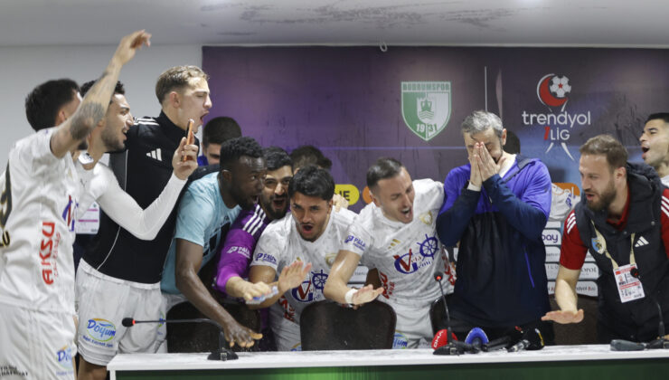 Erzurumspor FK Süper Lig’e Çıktı! Futbolcuların Kutlaması Basın Toplantısını Bastı