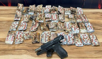 İzmir Karabağlar’da Silahla Ev Baskını: Yangın Sonrası Uyuşturucu ve Ruhsatsız Silah Ele Geçirildi, 10 Gözaltı