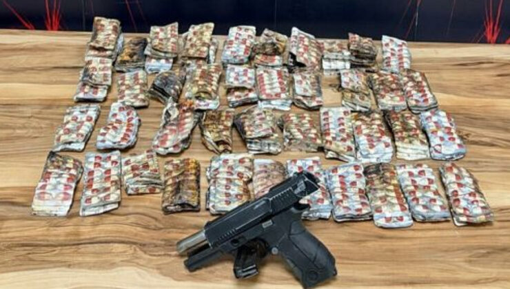 İzmir Karabağlar’da Silahla Ev Baskını: Yangın Sonrası Uyuşturucu ve Ruhsatsız Silah Ele Geçirildi, 10 Gözaltı