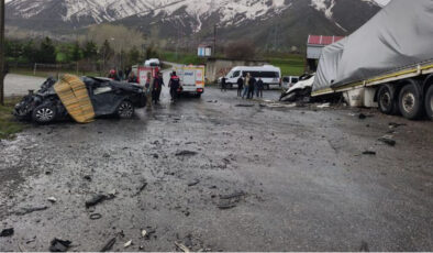 Bitlis Tatvan’da Feci Kaza: TIR ile Otomobil Çarpıştı, 2 Ölü, 1 Yaralı