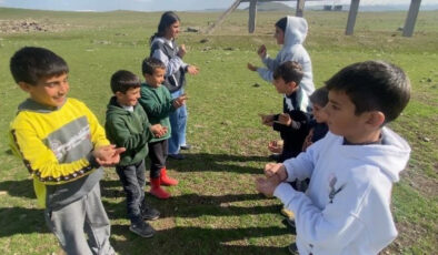Ağrı’nın Aşağı Göçmez Köyü’nde Çocuklar Teknolojiden Uzak, Geleneksel Oyunlarla Büyüyor: Unutulmaya Yüz Tutmuş Oyunlar Yaşıyor
