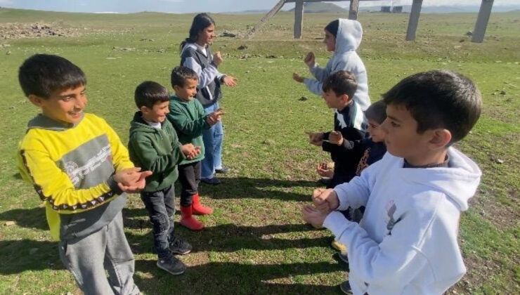 Ağrı’nın Aşağı Göçmez Köyü’nde Çocuklar Teknolojiden Uzak, Geleneksel Oyunlarla Büyüyor: Unutulmaya Yüz Tutmuş Oyunlar Yaşıyor